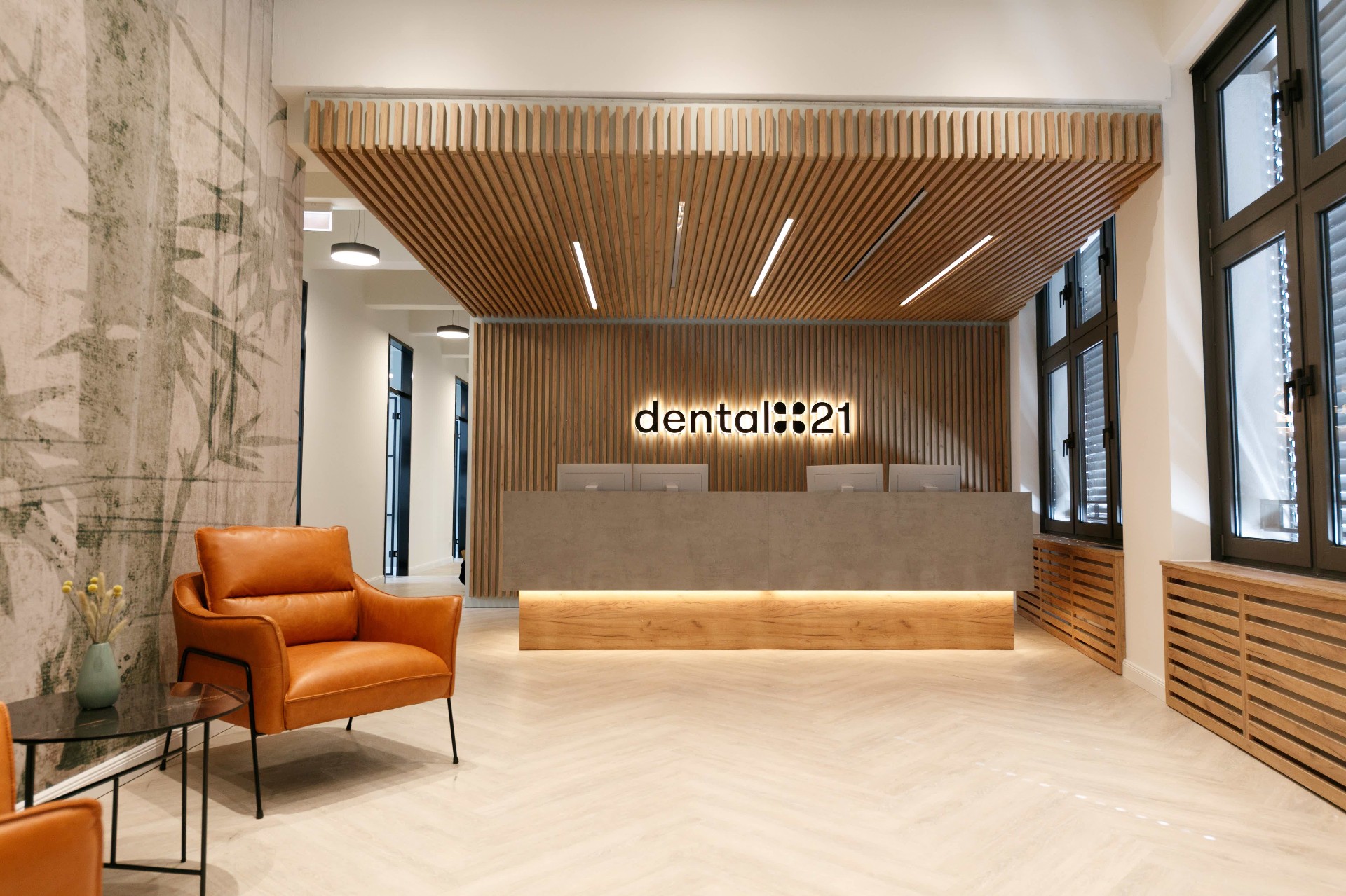 Moderne Dental21-Praxis mit warmem Holz und viel Tageslicht